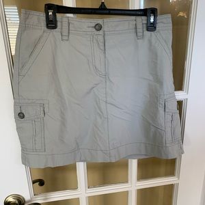 Ladies Chaus cargo skirt w shorts underneath size 8